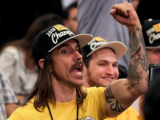 Anthony Kiedis rad hodi na tekme. (FOTO: iHeartRadio)