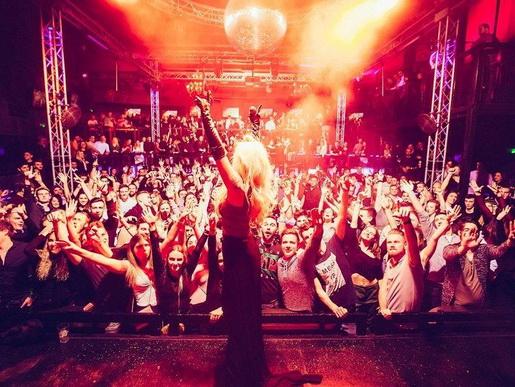 Pevka Alya na odru. (FOTO: Marko Delbello Ocepek)