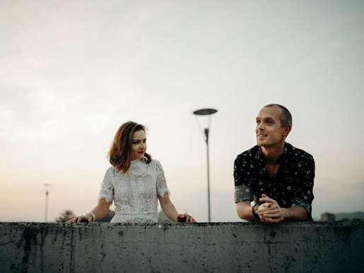 Okustični sta Karin Zemljič in Mate Bro. (FOTO: Urša Premik)