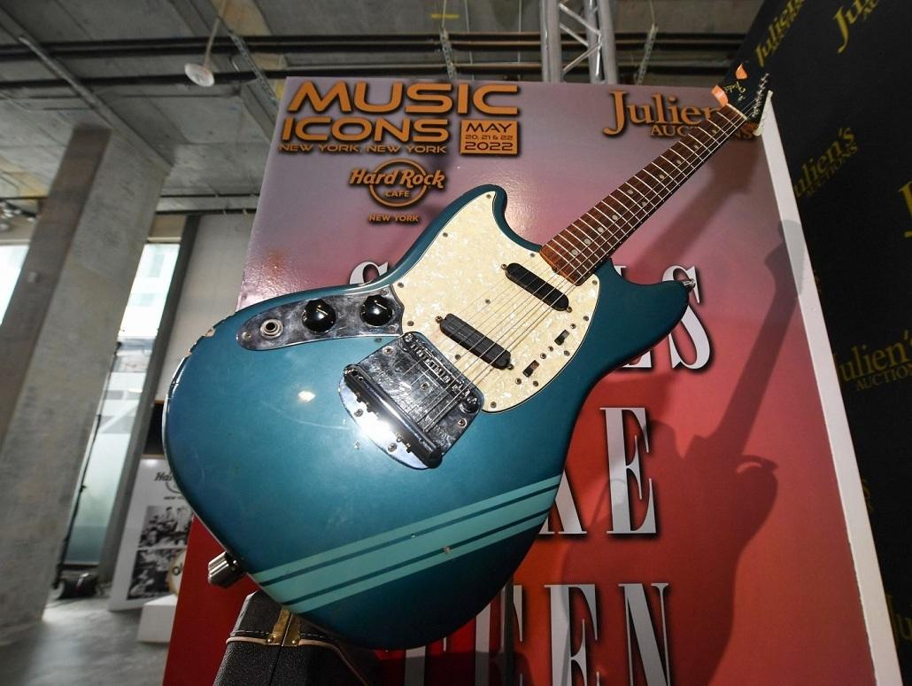 Kitara Fender Mustang, na katero je Cobain igral v spotu 'Smells Like Teen Spirit'. (FOTO: AFP)