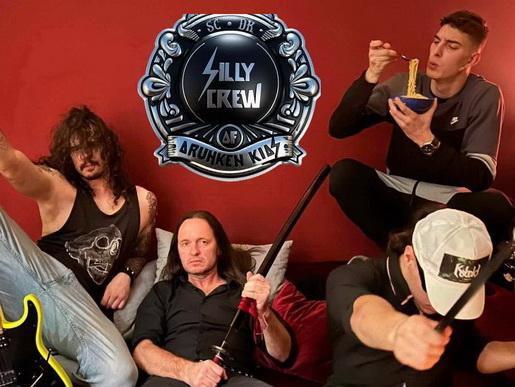 Pogovor s hrvaškim organizatorjem koncertov, Ninom Alićem (drugi z leve). Foto: Nino Alić - osebni arhiv (montaža: Nejc Zupančič)